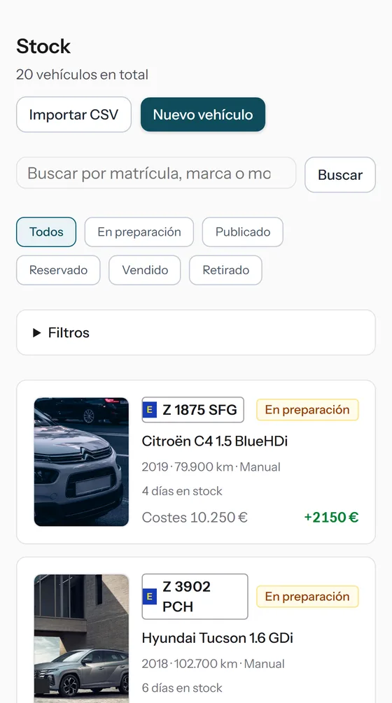 Captura real del listado de Stock en Conocar en móvil, con datos de demostración: tarjetas con foto, matrícula, estado, costes y margen.